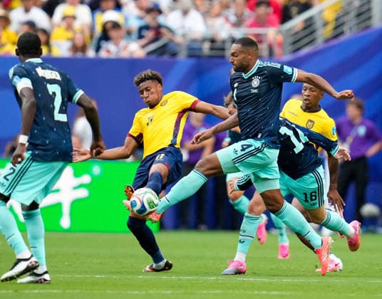 Kevin Rodriguez (Ecuador, 11) im Zweikampf mit Jonathan Tah (Deutschland, 4) USA, FIFA Weltmeisterschaft, Ecuador vs Deutschland, East Rutherford, 25.06.2026 USA, FIFA Weltmeisterschaft, Ecuador vs Deutschland, East Rutherford, 25.06.2026 East Rutherford *** Kevin Rodriguez (Ecuador), No. 11, in a tackle with Jonathan Tah (Germany), No. 4, USA, FIFA World Cup, Ecuador vs. Germany, East Rutherford, June 25, 2026, USA, FIFA World Cup, Ecuador vs. Germany, East Rutherford, June 25, 2026, East Rutherford Copyright: xEibner-Pressefoto ScottxColemanx EP_SCN
