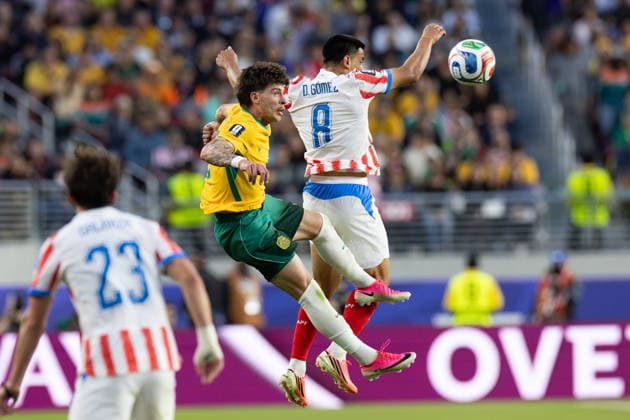 FIFA World Cup, WM, Weltmeisterschaft, Fussball 2026 - Group D - Paraguay vs Australia Australia defender Jordan Bos and Paraguay midfielder Diego Gomez in action during the FIFA World Cup 2026 group stage match Paraguay vs Australia, at San Francisco Bay Area Stadium in Santa Clara, USA, 25 June 2026. SANTA CLARA United States  Copyright: xBENJAMINxFANJOYx