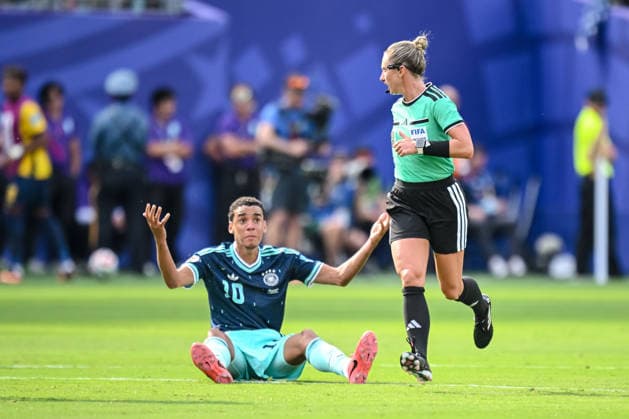 Jamal Musiala (Germany) and referee Tori Penso gestures during the FIFA World Cup, WM, Weltmeisterschaft, Fussball 2026 Group E match between Ecuador and Germany at New York New Jersey Stadium on June 25, 2026 in East Rutherford, United States. (Photo by Harry Langer DeFodi Images) - *** Jamal Musiala of Germany and referee Tori Penso gesture during the 2026 FIFA World Cup Group E match between Ecuador and Germany at New York New Jersey Stadium on June 25, 2026, in East Rutherford, United States. Photo by Harry Langer, DeFodi Images