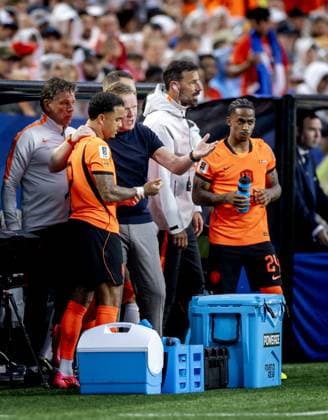 KANSAS - (lr) Justin Kluivert of the Netherlands, Netherlands coach Ronald Koeman, Crysencio Summerville of the Netherlands during the FIFA 2026 World Cup Group F match between Tunisia and the Netherlands at Kansas City Stadium on June 25, 2026 in Kansas, United States. KOEN VAN WEEL ANP FIFA World Cup, WM, Weltmeisterschaft, Fussball 2026 group stage 2026 xVIxANPxSportx xxANPxIVx 562018349 originalFilename: 562018349.jpg