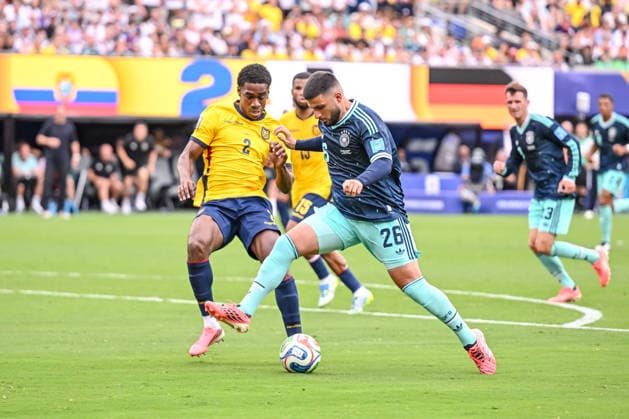 Felix Torres (Ecuador) and Deniz Undav (Germany) battle for the ball during the FIFA World Cup, WM, Weltmeisterschaft, Fussball 2026 Group E match between Ecuador and Germany at New York New Jersey Stadium on June 25, 2026 in East Rutherford, United States. (Photo by Harry Langer DeFodi Images) - *** Felix Torres of Ecuador and Deniz Undav of Germany battle for the ball during the 2026 FIFA World Cup Group E match between Ecuador and Germany at New York New Jersey Stadium on June 25, 2026, in East Rutherford, United States. Photo by Harry Langer, DeFodi Images