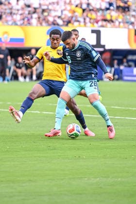 Felix Torres (Ecuador) and Deniz Undav (Germany) battle for the ball during the FIFA World Cup, WM, Weltmeisterschaft, Fussball 2026 Group E match between Ecuador and Germany at New York New Jersey Stadium on June 25, 2026 in East Rutherford, United States. (Photo by Harry Langer DeFodi Images) - *** Felix Torres of Ecuador and Deniz Undav of Germany battle for the ball during the 2026 FIFA World Cup Group E match between Ecuador and Germany at New York New Jersey Stadium on June 25, 2026, in East Rutherford, United States. Photo by Harry Langer, DeFodi Images