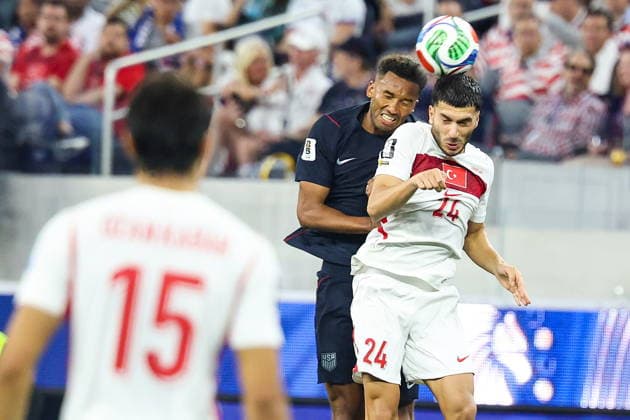 FIFA World Cup, WM, Weltmeisterschaft, Fussball 2026 - Group D - Turkey vs USA United States of America defender Auston Trusty and Turkey midfielder Oguz AydÄ±n go for the ball in the second half of the FIFA World Cup 2026 group stage match Turkey against USA, in Los Angeles, USA, 25 June 2026. LOS ANGELES United States  Copyright: xCHRISTOPHERxTORRESx