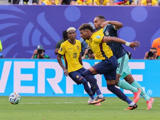 June 25, 2026, East Rutherford, New Jersey, USA: Germany defender JONATHAN TAH (4) grabs Ecuador forward KEVIN RODRIGUEZ (11) by the back of the shirt while running for the ball during the 2026 FIFA World Cup, WM, Weltmeisterschaft, Fussball match between Ecuador and Germany at MetLife Stadium in East Rutherford, NJ East Rutherford USA - ZUMAr225 20260625_zsp_r225_008 Copyright: xScottxRausenbergerx