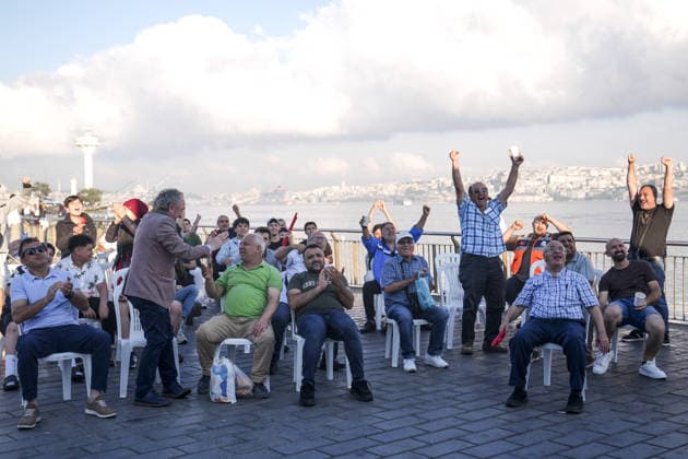 Fans watch Turkiye-USA World Cup match on giant screen in Istanbul ISTANBUL, TURKIYE - JUNE 26: Fans watch the 2026 FIFA World Cup, WM, Weltmeisterschaft, Fussball Group D match between Turkiye and the United States on a giant screen set up in Uskudar Square in Istanbul, Turkiye, as the teams face off at Los Angeles Stadium, on June 26, 2026. Beyza Comert Anadolu Istanbul Turkey. Editorial use only. Please get in touch for any other usage.  Copyright: x2026xAnadoluxBeyzaxComertx