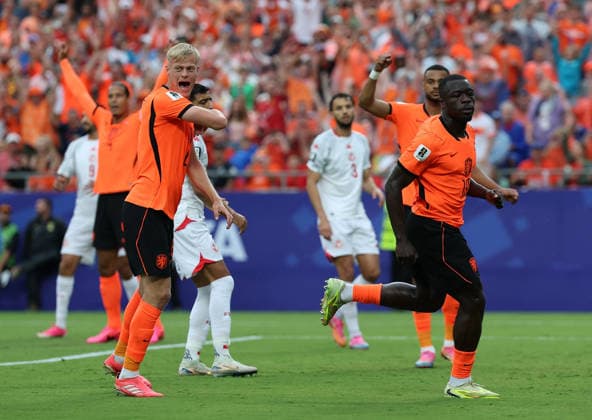 (260626) -- KANSAS CITY, June 26, 2026 -- Players of the Netherlands celebrate scoring during the group F match between the Netherlands and Tunisia at the 2026 FIFA World Cup, WM, Weltmeisterschaft, Fussball at Kansas City Stadium in Kansas City, the United States, June 25, 2026. ) (SP)U.S.-KANSAS CITY-FOOTBALL-FIFA WORLD CUP-GROUP F-NED VS TUN LixYing 