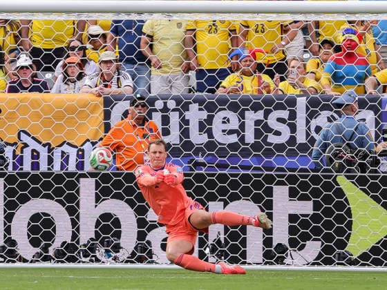 June 25, 2026, East Rutherford, New Jersey, USA: Germany goalkeeper MANUEL NEUER (1) dives to make a save during the 2026 FIFA World Cup, WM, Weltmeisterschaft, Fussball match between Ecuador and Germany at MetLife Stadium in East Rutherford, NJ East Rutherford USA - ZUMAr225 20260625_zsp_r225_020 Copyright: xScottxRausenbergerx