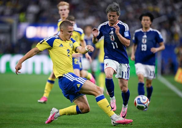 (260626) -- DALLAS, June 26, 2026 -- Gustaf Lagerbielke (front) of Sweden competes during the group F match between Japan and Sweden at the 2026 FIFA World Cup, WM, Weltmeisterschaft, Fussball at Dallas Stadium in Dallas, the United States, on June 25, 2026. ) (SP)U.S.-DALLAS-FOOTBALL-FIFA WORLD CUP-GROUP F-JPN VS SWE WuxXiaoling 