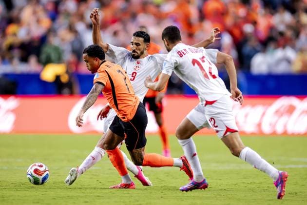KANSAS - (lr) Justin Kluivert of the Netherlands, Hazem Mastouri of Tunisia and Mortadha Ben Ouanes of Tunisia during the 2026 FIFA World Cup, WM, Weltmeisterschaft, Fussball Group F match between Tunisia and the Netherlands at Kansas City Stadium on June 25, 2026 in Kansas, United States. ROBIN VAN LONKHUIJSEN ANP FIFA World Cup 2026 group stage 2026 xVIxANPxSportx xxANPxIVx 562019524 originalFilename: 562019524.jpg