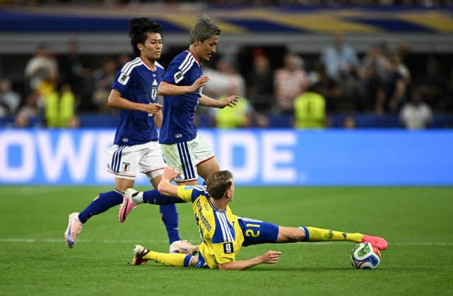 (260626) -- DALLAS, June 26, 2026 -- Alexander Bernhardsson (front) of Sweden competes during the group F match between Japan and Sweden at the 2026 FIFA World Cup, WM, Weltmeisterschaft, Fussball at Dallas Stadium in Dallas, the United States, on June 25, 2026. ) (SP)U.S.-DALLAS-FOOTBALL-FIFA WORLD CUP-GROUP F-JPN VS SWE WuxXiaoling 