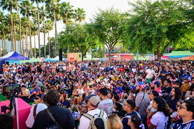 CA: Los Angeles World Cup 26 Fan Zone at The Heart of the City: Los Angeles Union Station Fans watch the FIFA World Cup, WM, Weltmeisterschaft, Fussball 2026 Group D match between the United States and Türkiye on a large screen during the World Cup 26 Fan Zone at The Heart of the City at Los Angeles Union Station on June 25, 2026, in Los Angeles, California. The free public fan zone featured live match broadcasts, entertainment, food, and interactive activities as supporters gathered to cheer on the U.S. Men s national team, Nationalteam Los Angeles United States Copyright: xWestonxHancockx xSOPAxImagesx Weston Hancock June 25 - 1982