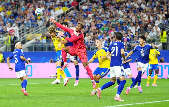 (260626) -- DALLAS, June 26, 2026 -- Suzuki Zion (C), goalkeeper of Japan, jumps to save the ball during the group F match between Japan and Sweden at the 2026 FIFA World Cup, WM, Weltmeisterschaft, Fussball at Dallas Stadium in Dallas, the United States, on June 25, 2026. ) (SP)U.S.-DALLAS-FOOTBALL-FIFA WORLD CUP-GROUP F-JPN VS SWE JiaxHaocheng 