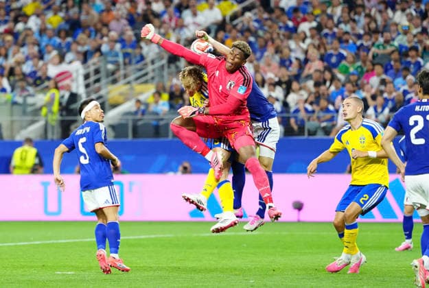 (260626) -- DALLAS, June 26, 2026 -- Suzuki Zion (C), goalkeeper of Japan, jumps to save the ball during the group F match between Japan and Sweden at the 2026 FIFA World Cup, WM, Weltmeisterschaft, Fussball at Dallas Stadium in Dallas, the United States, on June 25, 2026. ) (SP)U.S.-DALLAS-FOOTBALL-FIFA WORLD CUP-GROUP F-JPN VS SWE JiaxHaocheng 