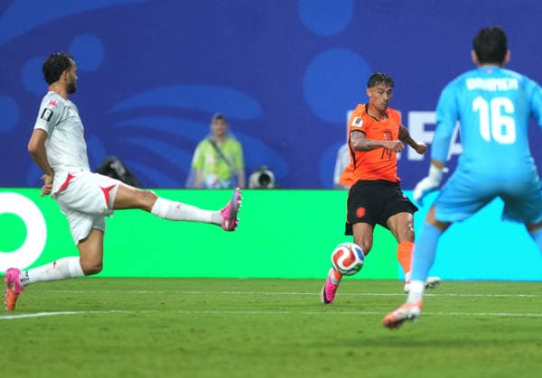 (260626) -- KANSAS CITY, June 26, 2026 -- Tijjani Reijnders (C) of the Netherlands passes the ball during the group F match between the Netherlands and Tunisia at the 2026 FIFA World Cup, WM, Weltmeisterschaft, Fussball at Kansas City Stadium in Kansas City, the United States, June 25, 2026. ) (SP)U.S.-KANSAS CITY-FOOTBALL-FIFA WORLD CUP-GROUP F-NED VS TUN DuxYu 