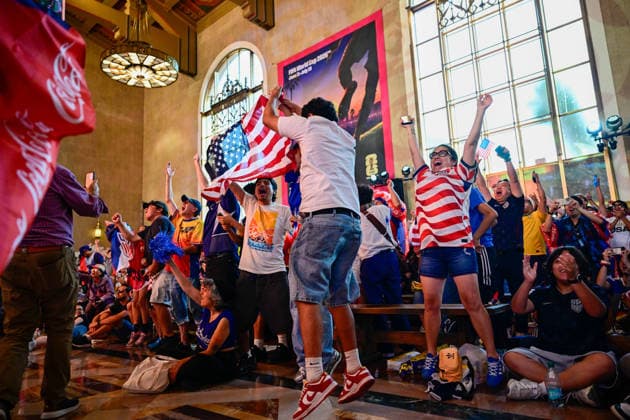 CA: Los Angeles World Cup 26 Fan Zone at The Heart of the City: Los Angeles Union Station Fans cheer after the United States scores a goal during a live broadcast of the FIFA World Cup, WM, Weltmeisterschaft, Fussball 2026 Group D match against Türkiye at the World Cup 26 Fan Zone at The Heart of the City at Los Angeles Union Station on June 25, 2026, in Los Angeles, California. Los Angeles United States Copyright: xWestonxHancockx xSOPAxImagesx Weston Hancock June 25 - 1990