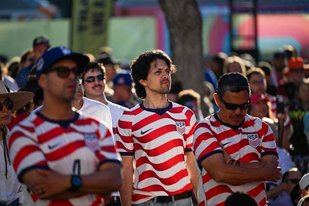 CA: Los Angeles World Cup 26 Fan Zone at The Heart of the City: Los Angeles Union Station Fans watch the FIFA World Cup, WM, Weltmeisterschaft, Fussball 2026 Group D match between the United States and Türkiye on a large screen during the World Cup 26 Fan Zone at The Heart of the City at Los Angeles Union Station on June 25, 2026, in Los Angeles, California. The free public fan zone featured live match broadcasts, entertainment, food, and interactive activities as supporters gathered to cheer on the U.S. Men s national team, Nationalteam Los Angeles United States Copyright: xWestonxHancockx xSOPAxImagesx Weston Hancock June 25 - 2000