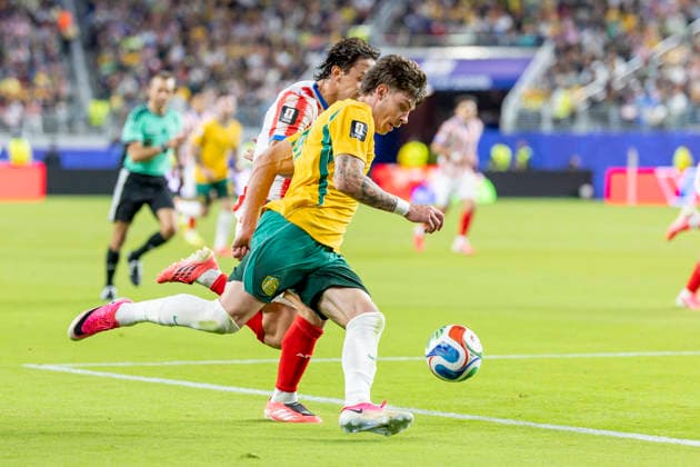 SANTA CLARA, CA - JUNE 25: Jordan Bos 5 of Australia brings the ball into the box during the FIFA World Cup, WM, Weltmeisterschaft, Fussball Group D match between Paraguay and Australia on June 25, 2026 at San Francisco Bay Area Stadium in Santa Clara, CA. (Photo by Bob Kupbens Icon Sportswire) SOCCER: JUN 25 FIFA World Cup 26 Group D - Paraguay vs Australia EDITORIAL USE ONLY Icon260625050