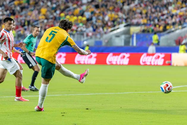 SANTA CLARA, CA - JUNE 25: Jordan Bos 5 of Australia shoots during the FIFA World Cup, WM, Weltmeisterschaft, Fussball Group D match between Paraguay and Australia on June 25, 2026 at San Francisco Bay Area Stadium in Santa Clara, CA. (Photo by Bob Kupbens Icon Sportswire) SOCCER: JUN 25 FIFA World Cup 26 Group D - Paraguay vs Australia EDITORIAL USE ONLY Icon260625052