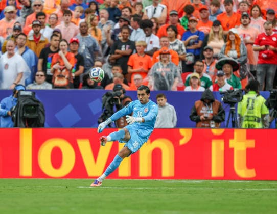 JUNE 25, 2026: Tunisia goalkeeper Aymen Dahmen (16) kicks the ball away against Netherlands at Kansas City Stadium in Kansas City, MO. CSM FIFA World Cup, WM, Weltmeisterschaft, Fussball 2026: Tunisia Vs Netherlands JUN 25th  - ZUMAc04_ 20260625_zma_c04_391 Copyright: xRomanxPunox