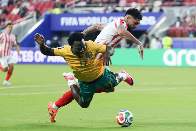 Nestory Irankunda of Australia is tackled by Omar Alderete of Paraguay during the FIFA World Cup, WM, Weltmeisterschaft, Fussball 2026 match between Paraguay and Australia at Levi s Stadium, San Francisco, USA on 26 June 2026. Copyright: xPeterxDovganx 45120045