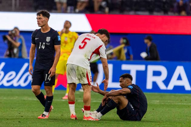 June 25, 2026, Los Angeles, California, USA: Turkey Salih Ozcan (5) greets United States Sebastian Berhalter (14) and Auston Trusty (6) after the FIFA World Cup, WM, Weltmeisterschaft, Fussball Group D soccer match at SoFi Stadium in Inglewood, Calif., Thursday, June 25, 2026. Los Angeles USA - ZUMAc68_ 20260625_zaf_c68_038 Copyright: xRingoxChiux