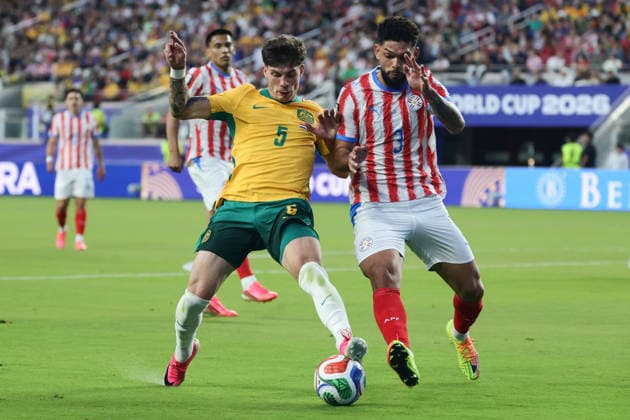 Jordy Bos of Australia is challenged by Omar Alderete of Paraguay during the FIFA World Cup, WM, Weltmeisterschaft, Fussball 2026 match between Paraguay and Australia at Levi s Stadium, San Francisco, USA on 26 June 2026. Copyright: xPeterxDovganx 45120052
