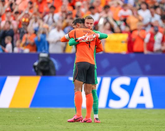 JUNE 25, 2026: Netherlands defender Virgil Van Dijk (4) celebrates with Netherlands goalkeeper Bart Verbruggen (1) after the match against Tunisia at Kansas City Stadium in Kansas City, MO. CSM FIFA World Cup, WM, Weltmeisterschaft, Fussball 2026: Tunisia Vs Netherlands JUN 25th  - ZUMAc04_ 20260625_zma_c04_401 Copyright: xRomanxPunox