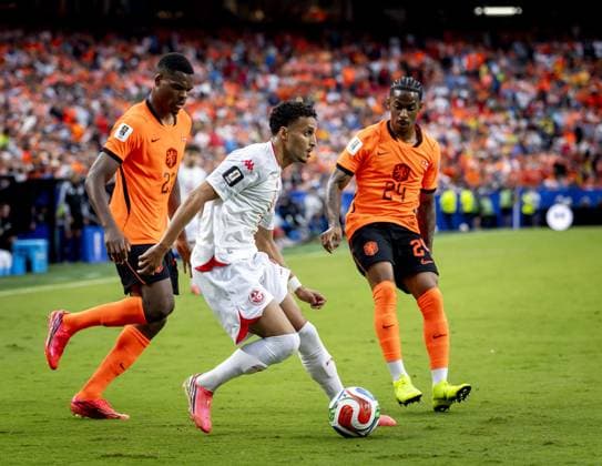 KANSAS - (lr) Denzel Dumfries of the Netherlands, Elias Achouri of Tunisia, Crysencio Summerville of the Netherlands during the FIFA 2026 World Cup Group F match between Tunisia and the Netherlands at Kansas City Stadium on June 25, 2026 in Kansas, United States. KOEN VAN WEEL ANP FIFA World Cup, WM, Weltmeisterschaft, Fussball 2026 group stage 2026 xVIxANPxSportx xxANPxIVx 562021455 originalFilename: 562021455.jpg