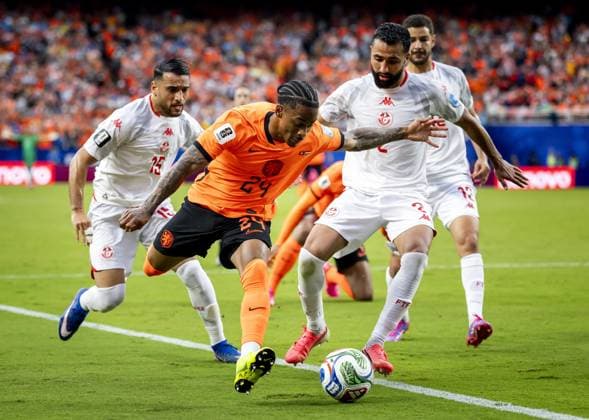 KANSAS - (lr) Mohamed Hadj Mahmoud of Tunisia, Crysencio Summerville of the Netherlands, Ali Abdi of Tunisia, Mortadha Ben Ouanes of Tunisia during the 2026 FIFA World Cup, WM, Weltmeisterschaft, Fussball Group F match between Tunisia and the Netherlands at Kansas City Stadium on June 25, 2026 in Kansas, United States. KOEN VAN WEEL ANP FIFA World Cup 2026 group stage 2026 xVIxANPxSportx xxANPxIVx 562021526 originalFilename: 562021526.jpg