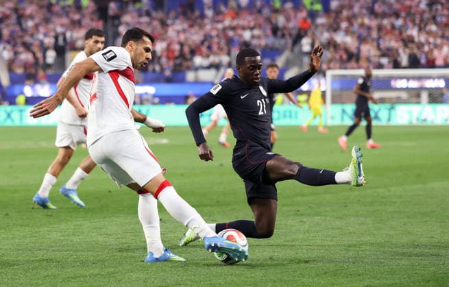 (260626) -- LOS ANGELES, June 26, 2026 -- Timothy Weah (R) of the United States vies with Zeki Celik of T¨¹rkiye during a group D match between the United States and T¨¹rkiye at the 2026 FIFA World Cup, WM, Weltmeisterschaft, Fussball at Los Angeles Stadium in Los Angeles, the United States, June 25, 2026. ) (SP)U.S.-LOS ANGELES-FOOTBALL-FIFA WORLD CUP-GROUP D-USA VS TUR BaixXuefei 