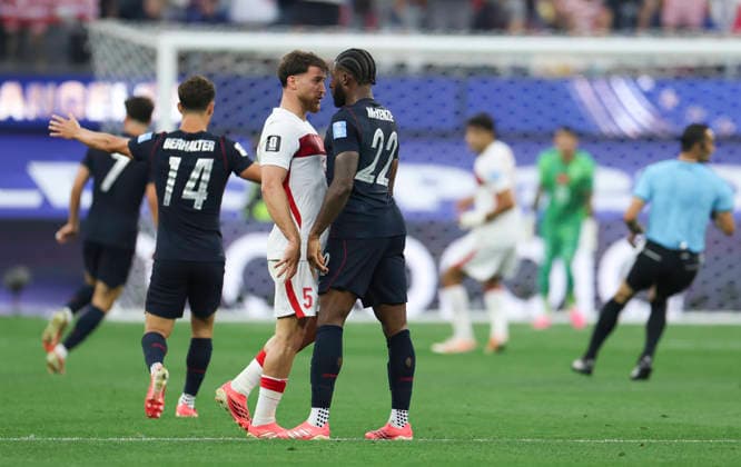 (260626) -- LOS ANGELES, June 26, 2026 -- Mark McKenzie (R, front) of the United States clashes with Salih Ozcan (L, front) of T¨¹rkiye during a group D match between the United States and T¨¹rkiye at the 2026 FIFA World Cup, WM, Weltmeisterschaft, Fussball at Los Angeles Stadium in Los Angeles, the United States, June 25, 2026. ) (SP)U.S.-LOS ANGELES-FOOTBALL-FIFA WORLD CUP-GROUP D-USA VS TUR MaoxSiqian 