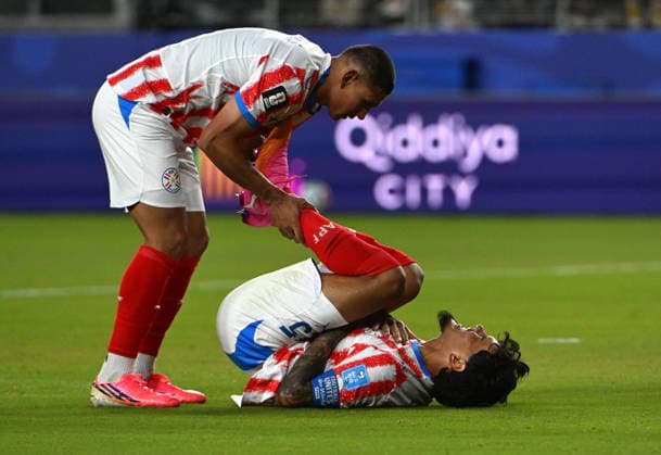(260626) -- SAN FRANCISCO, June 26, 2026 -- Juan Jose Caceres (L) of Paraguay helps Gustavo Gomez during the group D match between Paraguay and Australia at the 2026 FIFA World Cup, WM, Weltmeisterschaft, Fussball at San Francisco Bay Area Stadium in San Francisco, the United States, June 25, 2026. (Photo by Xinhua) (SP)U.S.-SAN FRANCISCO-FOOTBALL-FIFA WORLD CUP-GROUP D-PRY VS AUS ZiyuxJulianxZhu 