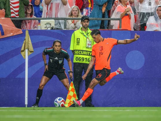 JUNE 25, 2026: Netherlands midfielder Tijjani Reijnders (14) takes the corner kick against Tunisia at Kansas City Stadium in Kansas City, MO. CSM Kansas City United States - ZUMAc04_ 20260625_zma_c04_400 Copyright: xRomanxPunox