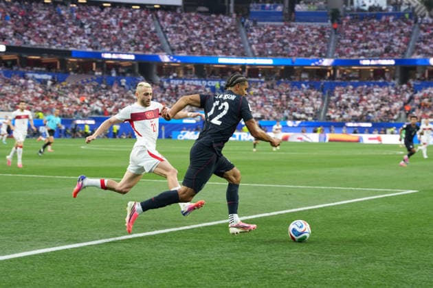 RECORD DATE NOT STATED 25th June 2026; SoFi Stadium, Los Angeles, California, United States of America; FIFA World Cup, WM, Weltmeisterschaft, Fussball Football, Turkey versus United States of America; Miles Robinson of United States on the ball and feels pressure from Baris Alper Yilmaz of Turkey AlecxBrown