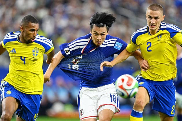 (L-R) Isak Hien (SWE), Ayase Ueda (JPN), Gustaf Lagerbielke (SWE), JUNE 25, 2026 - Football Soccer : FIFA World Cup, WM, Weltmeisterschaft, Fussball 2026 Group F match between Japan 1-1 Sweden at Dallas Stadium in Arlington, Texas, USA.  aflo_335823148 KenjiroxMatsuox