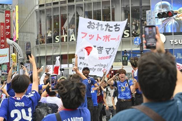 Fans Celebrate Japan s World Cup Qualification in Tokyo s Shibuy TOKYO, JAPAN - JUNE 26: Football supporters celebrate at the Shibuya Scramble Crossing after Japan advanced to the knockout stage of the FIFA World Cup, WM, Weltmeisterschaft, Fussball 2026 with a 1-1 draw against Sweden, in Tokyo, capital of Japan, on June 26, 2026. Large crowds repeatedly surged into the intersection between traffic light cycles while police officers worked to regulate pedestrian flows and maintain public order. David Mareuil Anadolu Tokyo Japan. Editorial use only. Please get in touch for any other usage.  Copyright: x2026xAnadoluxDavidxMareuilx