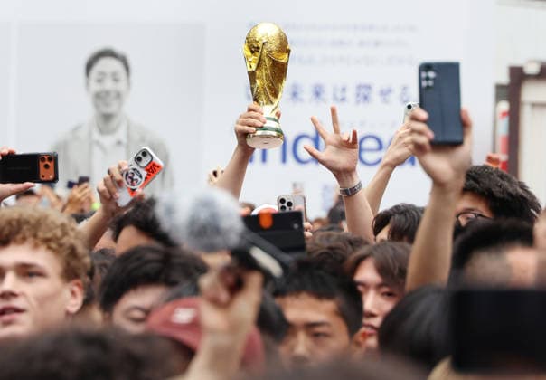 June 26, 2026, Tokyo, Japan - Japanes football supporters celebrate Japanese national football team advanced to final round at Tokyo s Shibuya crossing on Friday, June 26, 2026. Japanese national football team drew the game against Sweden 1-1 at the preliminary round of the 2026 FIFA World Cup, WM, Weltmeisterschaft, Fussball and will face Brazil at the next match. (photo by Yoshio Tsunoda AFLO) Noxthirdxpartyxsales  0860069810st YoshioxTsunodax