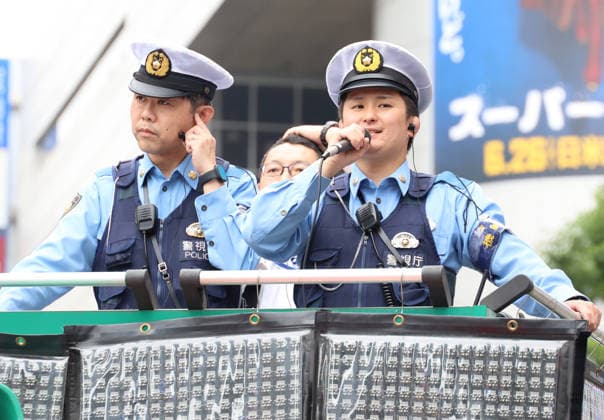 June 26, 2026, Tokyo, Japan - Police officers, so called DJ Police use loud a speaker to control Japanes football supporters who celebrate Japanese national football team advanced to final round at Tokyo s Shibuya crossing on Friday, June 26, 2026. Japanese national football team drew the game against Sweden 1-1 at the preliminary round of the 2026 FIFA World Cup, WM, Weltmeisterschaft, Fussball and will face Brazil at the next match. (photo by Yoshio Tsunoda AFLO) Noxthirdxpartyxsales  0860069842st YoshioxTsunodax