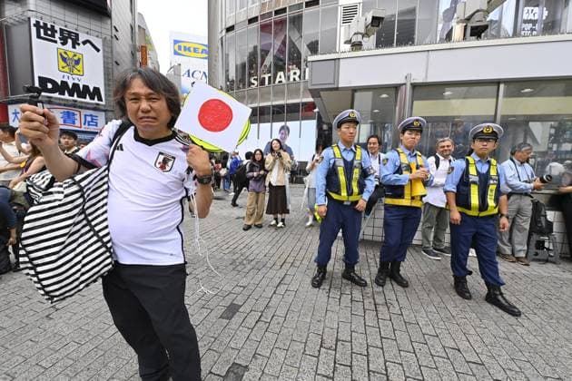 Fans Celebrate Japan s World Cup Qualification in Tokyo s Shibuy TOKYO, JAPAN - JUNE 26: People gather at the Shibuya Scramble Crossing in central Tokyo after Japan secured a place in the knockout stage of the FIFA World Cup, WM, Weltmeisterschaft, Fussball 2026 with a 1-1 draw against Sweden, in Tokyo, capital of Japan, on June 26, 2026. Supporters, residents and tourists celebrated at one of the city s busiest intersections as police officers directed pedestrians and managed traffic amid large crowds and a festive atmosphere. David Mareuil Anadolu Tokyo Japan. Editorial use only. Please get in touch for any other usage.  Copyright: x2026xAnadoluxDavidxMareuilx