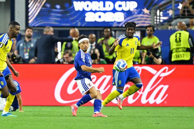(L-R) Yuto Nagatomo (JPN), Anthony Elanga (SWE), JUNE 25, 2026 - Football Soccer : FIFA World Cup, WM, Weltmeisterschaft, Fussball 2026 Group F match between Japan 1-1 Sweden at Dallas Stadium in Arlington, Texas, USA.  aflo_335824685 KenjiroxMatsuox