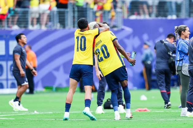 June 25, 2026, East Rutherford, Nj, United States of America: Kendry Paez and Nilson Angulo players of Ecuador celebrate qualifying for the knockout stage after defeating Germany 2-1 in the third round of Group E of the 2026 FIFA World Cup, WM, Weltmeisterschaft, Fussball group stage at New York New Jersey Stadium, in East Rutherford, United States, on Thursday, June 25, 2026.(Foto: Brazil Photo Press Brazil Photo Press) INTERNATIONAL East Rutherford United States of America - ZUMAv122 0860055775st Copyright: xWilliamxVolcovx