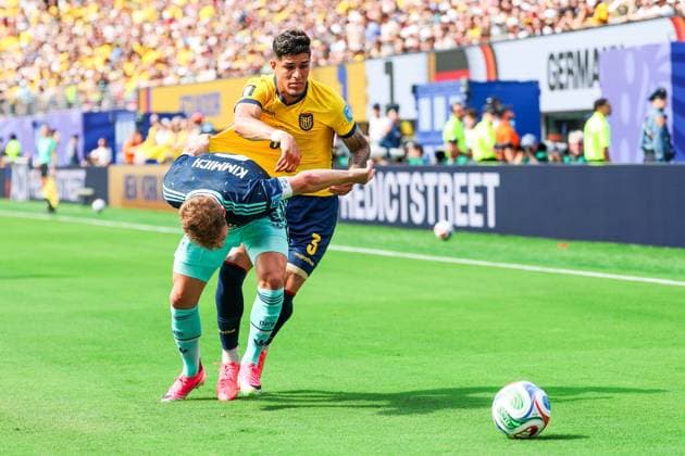June 25, 2026, East Rutherford, Nj, United States of America: Piero Hincapie player of Ecuador and Joshua Kimmich player of Germany during the match between Ecuador and Germany in the third round of Group E of the 2026 FIFA World Cup, WM, Weltmeisterschaft, Fussball group stage at New York New Jersey Stadium, in East Rutherford, United States, on Thursday, June 25, 2026.(Foto: Brazil Photo Press Brazil Photo Press) INTERNATIONAL East Rutherford United States of America - ZUMAv122 0860057769st Copyright: xWilliamxVolcovx