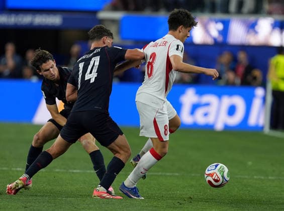 Turkiye v USA - FIFA World Cup, WM, Weltmeisterschaft, Fussball 2026 - Group D LOS ANGELES, CALIFORNIA - JUNE 25: Arda Guler (8), of Turkiye in action against Sebastian Berhalter (14), of USA during the 2026 FIFA World Cup First Stage Group D match between Turkiye and USA at the Los Angeles Stadium (SoFi Stadium) in Inglewood, California, United States on June 25, 2026. Tayfun Coskun Anadolu California United States. Editorial use only. Please get in touch for any other usage.  Copyright: x2026xAnadoluxTayfunxCoskunx