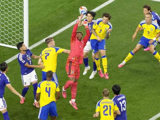 Football: 2026 World Cup Japan goalkeeper Zion Suzuki punches the ball in the first half of a World Cup Group F football match against Sweden at Dallas Stadium in Arlington, Texas, on June 25, 2026.  A14AA0005620238P