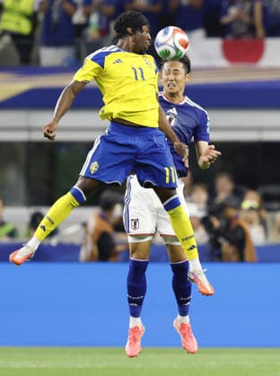 Football: 2026 World Cup Japan s Hiroki Ito (R) and Sweden s Anthony Elanga vie for the ball in the first half of a World Cup Group F football match at Dallas Stadium in Arlington, Texas, on June 25, 2026.  A14AA0005620247P