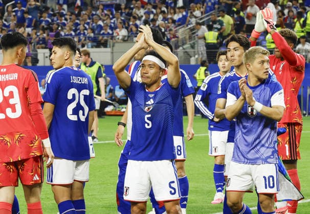 Football: 2026 World Cup Japan players acknowledge the crowd following the team s 1-1 draw in a World Cup Group F football match against Sweden at Dallas Stadium in Arlington, Texas, on June 25, 2026.  A14AA0005620264P
