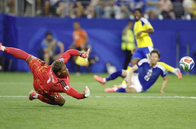 Football: 2026 World Cup Japan goalkeeper Zion Suzuki attempts to save a shot during the second half of a World Cup Group F football match against Sweden at Dallas Stadium in Arlington, Texas, on June 25, 2026.  A14AA0005620265P