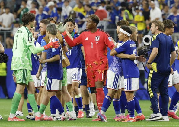 Football: 2026 World Cup Japan players congratulate each other following the team s 1-1 draw in a World Cup Group F football match against Sweden at Dallas Stadium in Arlington, Texas, on June 25, 2026.  A14AA0005620266P