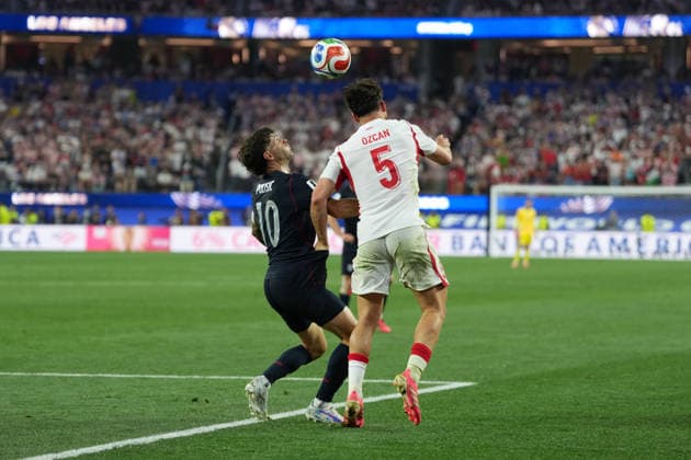 RECORD DATE NOT STATED 25th June 2026; SoFi Stadium, Los Angeles, California, United States of America; FIFA World Cup, WM, Weltmeisterschaft, Fussball Football, Turkey versus United States of America; Salih Ozcan of Turkey wins a climbing header against Christian Pulisic of United States AlecxBrown