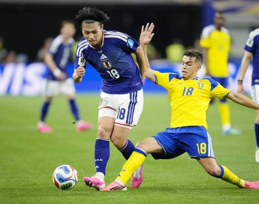 Football: 2026 World Cup Japan s Ayase Ueda (L) is challenged by Sweden s Yasin Ayari during the first half of a World Cup Group F football match at Dallas Stadium in Arlington, Texas, on June 25, 2026.  A14AA0005620283P